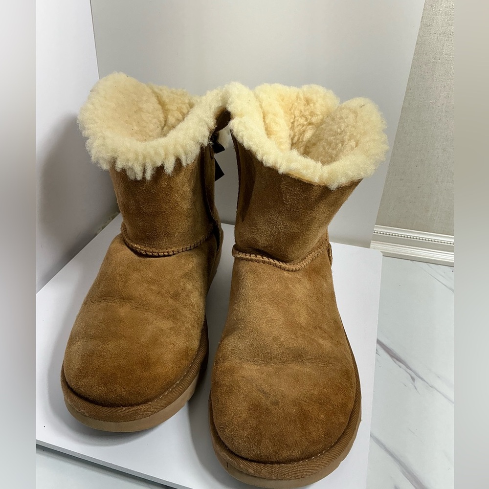 Mini Bow Tie Uggs Size 6
